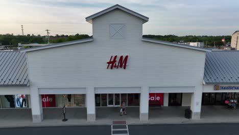 Toma-Aérea-De-Establecimiento-De-La-Tienda-Minorista-H-Y-M-Al-Atardecer