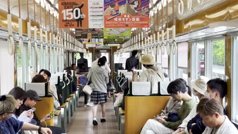 Pendler-Bereiten-Sich-Darauf-Vor,-Aus-Der-Kyoto-U-Bahn-Auszusteigen,-Als-Diese-Am-Bahnhof-Ankommt