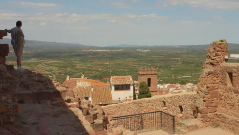 Menschen-Beobachten-Die-Ruinen-Der-Burg-Vilafames-In-Spanien