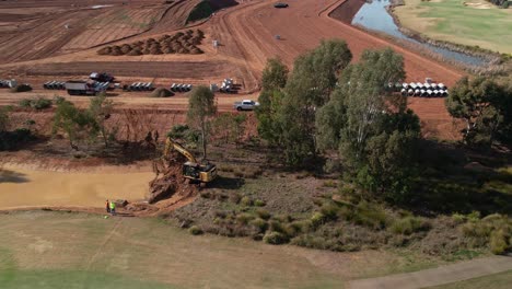 Yarrawonga,-Victoria,-Australien-–-2.-Juni-2023:-Raupenbagger-Gräbt-Erde-Für-Einen-Neuen-Billabong-Auf-Dem-Golfplatz-Black-Bull-Auf-Dem-Silverwoods-Estate-In-Yarrawonga