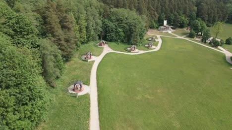 Kreuzwegstationen-In-Gietrzwałd,-Umgeben-Von-Grüner-Natur