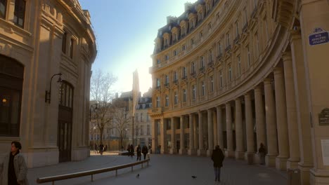 Toma-De-La-Bolsa-De-Comercio,-Hermoso-Edificio-Junto-A-Un-Sendero-Para-Caminar-En-Les-Halles-En-El-Centro-De-París,-Francia,-En-Un-Día-Soleado