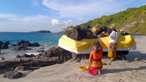 Hinduistische-Frauen-Und-Männer-Beten-Am-Strand-Von-Virgin-Beach-Bali-Und-Geben-Opfergaben