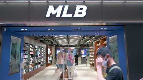 Fußgänger-Gehen-An-Der-Amerikanischen-Profi-Baseball-Organisation,-Der-Major-League-Baseball-Und-Dem-Offiziellen-Merchandise-Shop-Vorbei