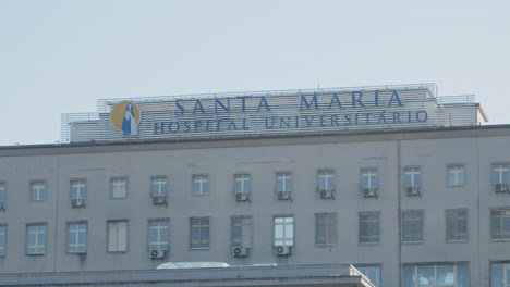Schwenken-Sie-Am-Schild-An-Der-Fassade-Des-Hospital-De-Santa-Maria-In-Lissabon,-Portugal-Vorbei
