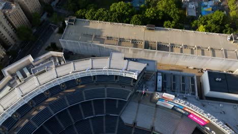 Drohnenschuss,-Der-Sich-über-Das-Yankee-Stadion-Neigt-Und-Das-Stadtbild-Von-Concourse,-Golden-Hour-In-Bronx,-New-York,-USA,-Enthüllt