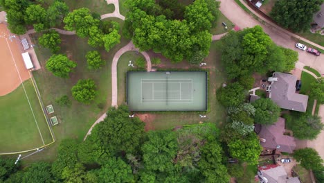 Imágenes-Aéreas-De-Personas-Jugando-Tenis-En-El-Parque-Glenwick-En-Flower-Mound,-Texas.