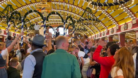 Primer-Día-Del-Oktoberfest-Dentro-De-La-Carpa,-Munich,-Alemania