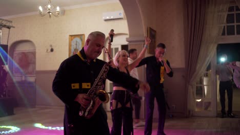 Saxophonist-Und-Band-Spielen-Auf-Der-Hochzeitsfeier