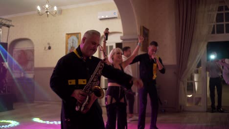 Hombre-Saxofonista-Y-Banda-Tocando-En-La-Fiesta-De-Bodas