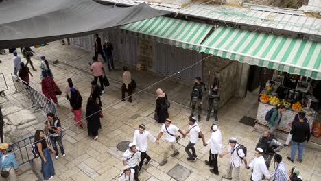 Junge-Jüdische-Jugendliche-Skandieren-In-Ostjerusalem-Nationalistische-Parolen-–-Die-Polizei-Kommt,-Um-Zusammenstöße-Zu-Vermeiden