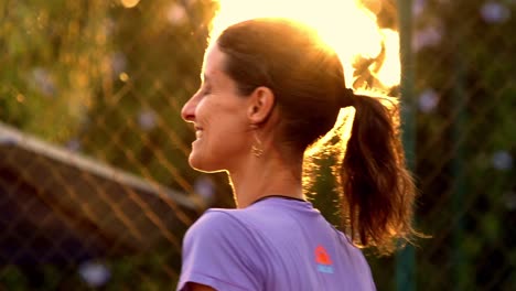 Mujer-Celebrando-La-Victoria-Del-Partido-De-Tenis-De-Playa-Con-La-Luz-Del-Atardecer-Detrás