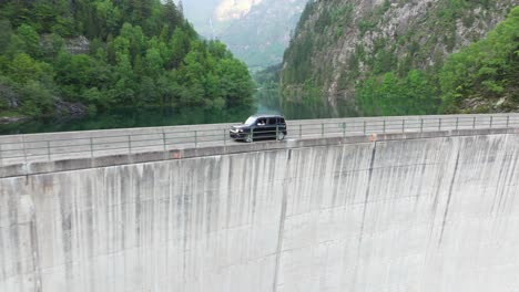 Conducción-De-Automóviles-En-La-Presa-De-Malvaglia-En-Suiza