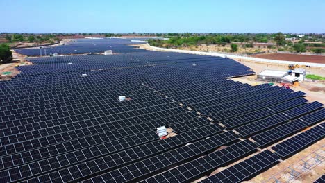 Ein-Sehr-Großer-Solarpark,-In-Dem-Millionen-Von-Solarmodulen-Installiert-Sind,-Die-Grünen-Strom-Erzeugen