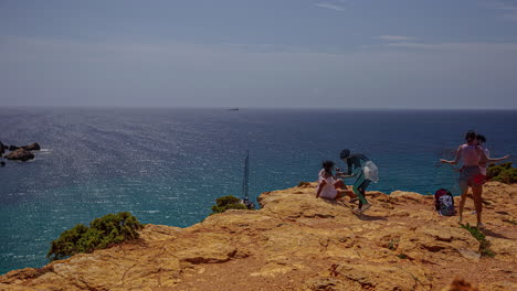 Menschen-Fotografieren-Auf-Einer-Klippe-über-Dem-Meer-In-Malta