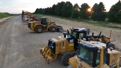 Equipos-De-Construcción-Cat-Y-Volvo-En-El-Sitio-De-Construcción