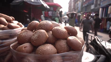 Vendiendo-Pan-Crujiente-O-Galletas-En-La-Calle