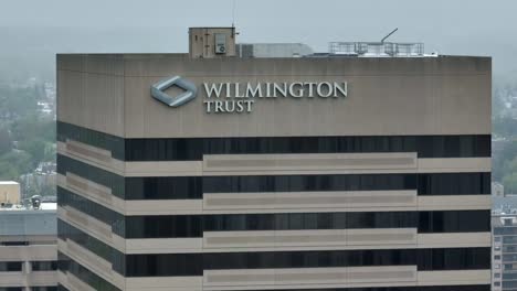 Long-aerial-zoom-of-Wilmington-Trust-skyscraper-in-downtown-Wilmington,-Delaware-on-foggy-morning