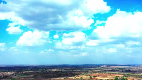 Muchas-Nubes-Se-Mueven-Rápidamente-Y-La-Cámara-Aérea-Del-Dron-Sigue,-Lapsos-De-Tiempo-E-Hiperlapsos-De-Nubes-Se-Mueven-Rápidamente