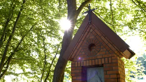 Backsteinkapelle-In-Gietrzwałd-In-Den-Sonnenstrahlen