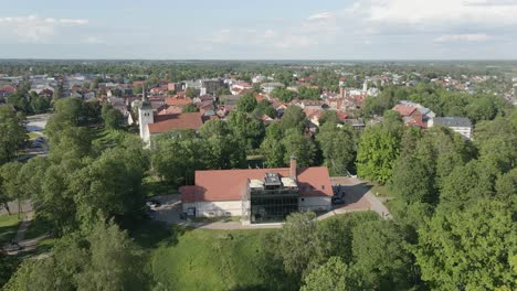 Drohnenaufnahme-Der-Altstadt-Von-Viljandi-Mit-Ihren-Alten-Historischen-Gebäuden-Und-Roten-Steindächern