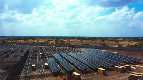 Schöne-Landschaftsansicht-Der-Installation-Eines-Solar-Photovoltaik-Kraftwerks-Aus-Der-Luft-In-Gujarat,-Indien