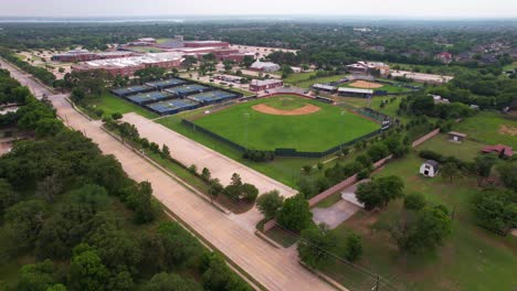 Esta-Es-Una-Vista-Aérea-Editorial-De-La-Escuela-Secundaria-Flower-Mound-En-Flower-Mound,-Texas.