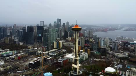 Luftaufnahme-Rückwärts-Von-Der-Space-Needle-Und-Der-Skyline-Von-Seattle,-USA