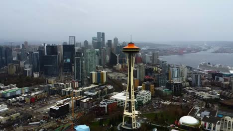 Vista-Aérea-Hacia-Atrás-Desde-La-Aguja-Espacial-Y-El-Horizonte-De-Seattle,-EE.UU.