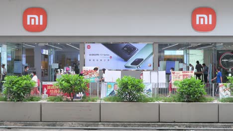 Tienda-Insignia-Y-Logotipo-De-La-Marca-Multinacional-China-De-Tecnología-Y-Electrónica-Xiaomi-En-Hong-Kong