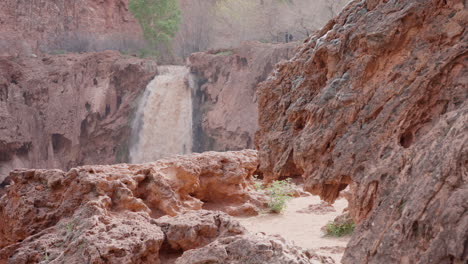 Potente-Cascada-Mooney-En-La-Reserva-Havasupai-En-Arizona-Después-De-Una-Inundación