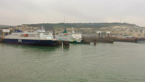 Blick-Auf-Schiffe-Im-Kanal-Eines-Küstenhafens-In-Kent,-England