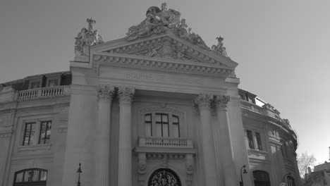 Schwarz-weiße-Tiefwinkelaufnahme-Des-Eingangs-Der-Bourse-De-Commerce,-Einem-Historischen-Gebäude-In-Paris,-Frankreich,-Tagsüber