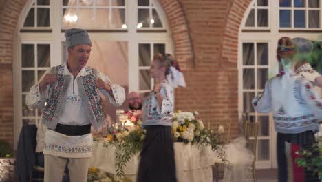 Bailarines-Tradicionales-Rumanos-Actúan-En-Una-Fiesta.