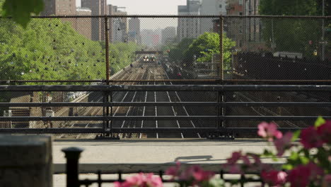 Zwei-Nahverkehrszüge-Fahren-Unter-Der-Straße-In-New-York-City-Hindurch,-Während-Menschen-Und-Autos-Darüber-Vorbeifahren