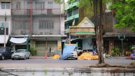 Entladen-Eines-Lastwagens-Mit-Gelben-Blumen-Auf-Dem-Blumenmarkt-Von-Bangkok-In-Thailand