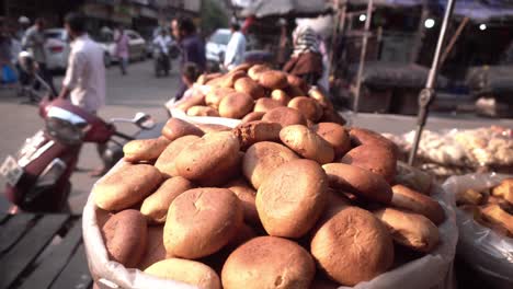 Vendiendo-Pan-Crujiente-O-Galletas-En-La-Calle