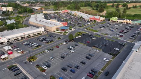 Parkplatz-Und-Geschäfte-Im-American-Shopping-Outlet