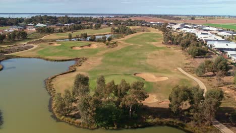 Yarrawonga,-Victoria,-Australia---2-De-Junio-De-2023:-Sobre-Calles-Verdes-Y-Lagos-En-El-Campo-De-Golf-Black-Bull-Con-El-Lago-Mulwala-Y-Casas-Nuevas-Al-Fondo