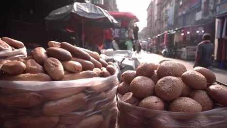 Vendiendo-Pan-Crujiente-O-Galletas-En-La-Calle