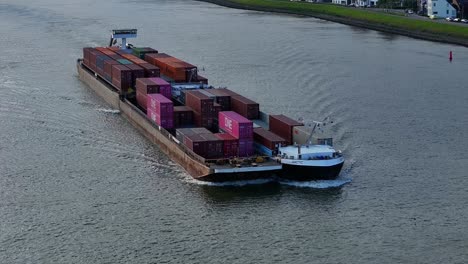 Luftaufnahme-Eines-Arktischen-Frachtcontainerschiffs-Gepaart-Mit-Einem-Lastkahn,-Der-Entlang-Des-Flusses-Noord-Fährt