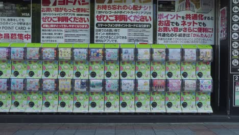 Kapsel-Spielzeugautomaten-Auf-Dem-Bürgersteig-Entlang-Der-Straße-Von-Ueno-Im-Taito-Bezirk-Von-Tokio-In-Japan