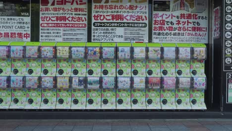 Máquinas-De-Juguete-Cápsula-En-La-Acera-A-Lo-Largo-De-La-Calle-De-Ueno-En-El-Barrio-Taito-De-Tokio-En-Japón