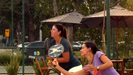 Weibliches-Paar,-Das-Beach-Tennis-In-Konzentration-Spielt