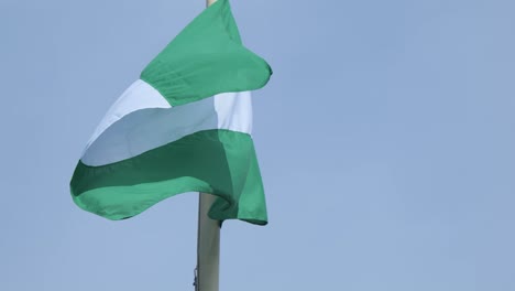 Flagge-Von-Rotterdam-Flattert-Im-Wind-Vor-Strahlend-Blauem-Himmel