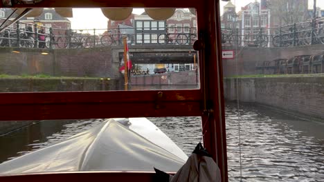 Crucero-Privado-Por-El-Canal-Con-Un-Barco-Local-En-Ámsterdam