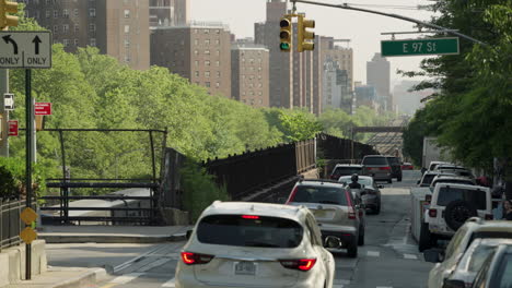 Tráfico-Y-Peatones-En-Manhattan-Street-Durante-El-Viaje-Matutino.