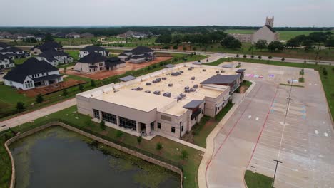 Imágenes-Aéreas-De-Los-Fundadores-De-La-Academia-Clásica-En-Flower-Mound,-Texas.