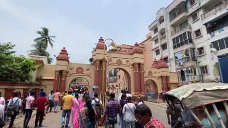 Gente-Reunida-En-La-Puerta-Del-Templo-De-Dakshineshwar-En-Kolkata