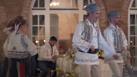 Bailarines-Tradicionales-Rumanos-Actuando-En-Una-Fiesta-De-Boda.